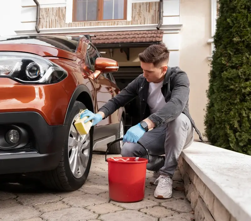Lavage auto à domicile Le Torquesne : professionnel intervenant sur un véhicule